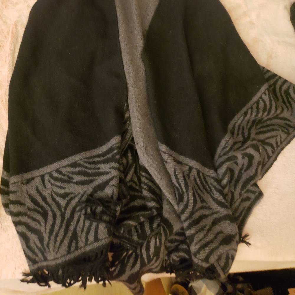 Reversible Shaw - Picture 2 of 2